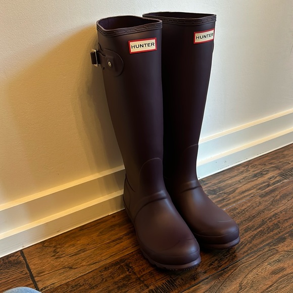 HUNTER original tall matte women’s rain boots in deep plum. Size 6. - Picture 3 of 5